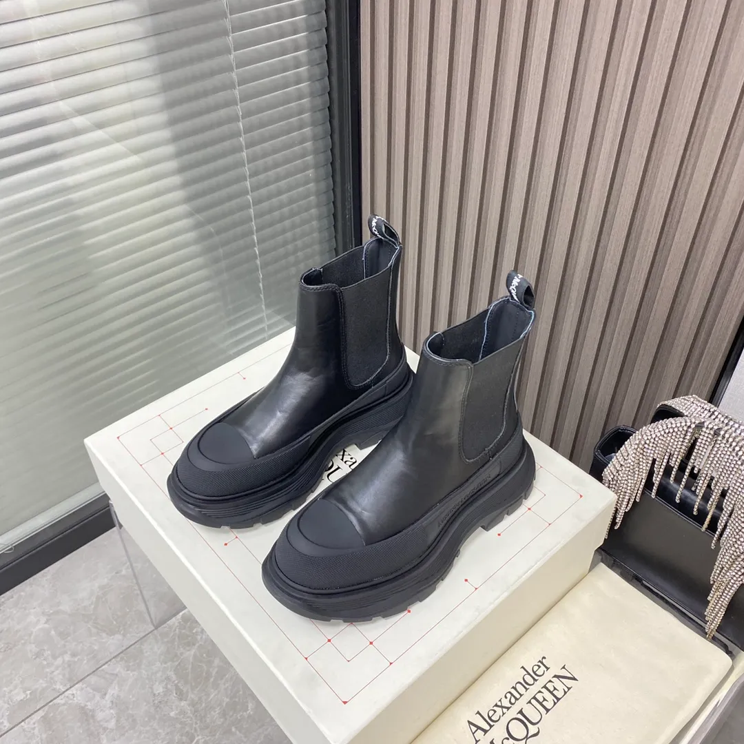 👟👟Ex-factory price 560👟👟 Women's shoe factory Alexander Mcqueen/McQueen 22 autumn and winter series Martin boots short boots, original development and the highest version. The style is simple and elegant. Another long-leg artifact. The height of the boot is just right. Highly recommended for small girls. Imported cowhide for the upper and imported sheepskin for the lining. T👟👟Ex-factory price U combination outsole Size: Women 35-40,